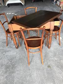 Tavolo antico con sedie
