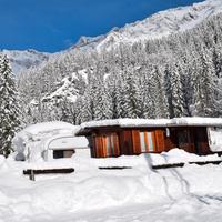 Casetta in legno con roulotte