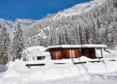 Casetta in legno con roulotte