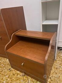 Coppia di comodini vintage in legno – stile retrò