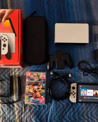 Nintendo Switch Oled e Mario Kart 8 leggi
