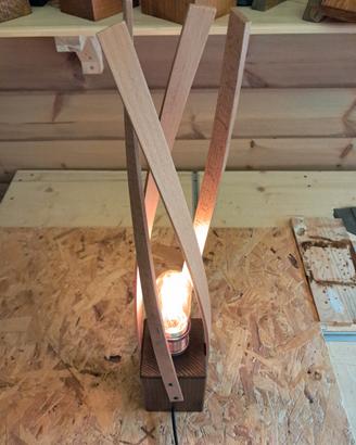 Lampada da tavolo in legno 