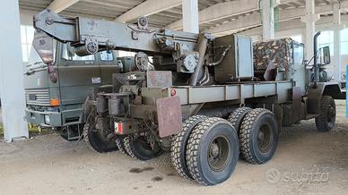 Veicolo storico militare da collezione REO 6X6