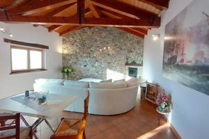 Casa ristrutturata su due livelli con ampio scoper