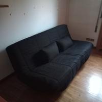 cameretta con armadio e divano letto e scrivania 