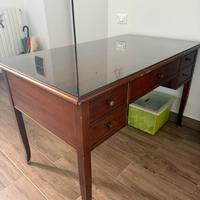 Scrivania in legno massello con piano in vetro