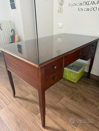 Scrivania in legno massello con piano in vetro