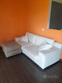 Divano 4 posti con pouf