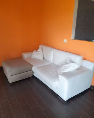 Divano 4 posti con pouf