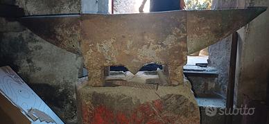 Incudine in ferro usata