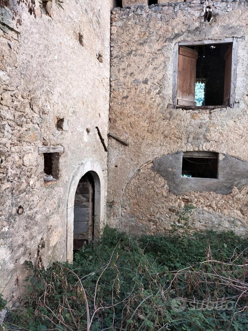 Ampio terreno con rustico in roccia - Vista 3