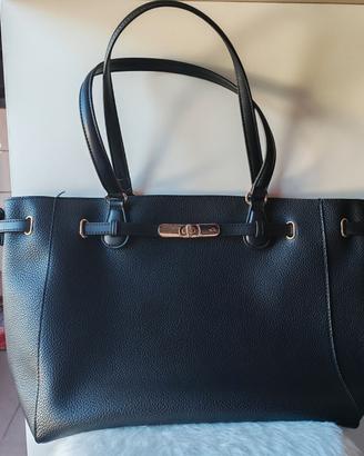 Borsa Carpisa indossabile in 3 modi
