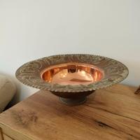 Centrotavola in rame vintage con rilievi