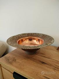 Centrotavola in rame vintage con rilievi