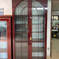 Vetrine in legno color mogano con ante in vetro