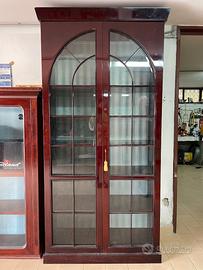 Vetrine in legno color mogano con ante in vetro