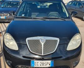 Lancia Ypsilon 1.3 MJT 75 CV Versus