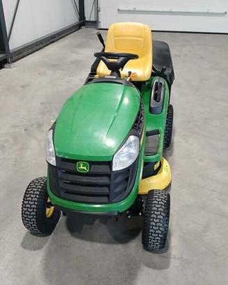 Trattorino rasaerba John Deere modello X135R con m