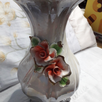 Vaso grande in porcellana con rose sul lato