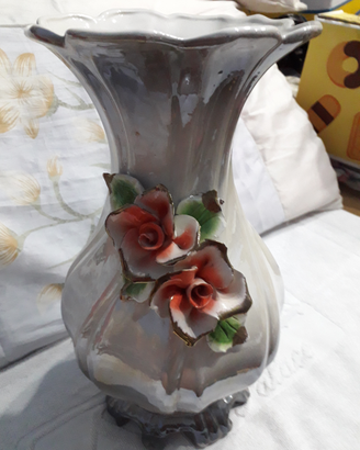 Vaso grande in porcellana con rose sul lato