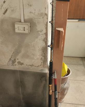 cassetta con ami galleggianti e altro 2 canne