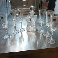 bottiglia in vetro con sei calici RCR