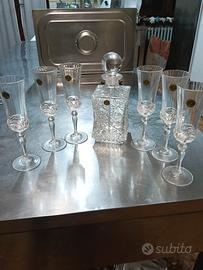 bottiglia in vetro con sei calici RCR