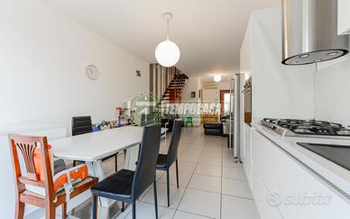 TRE LOCALI SU DUE LIVELLI CON BOX!