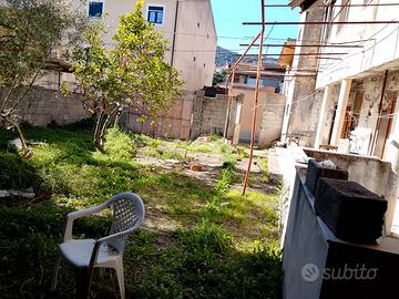 Casa da restaurare con cortile