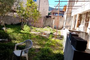 Casa da restaurare con cortile