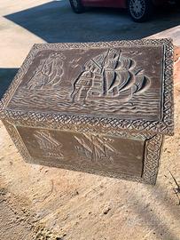 Bauletto antico rivestito con lastre di rame