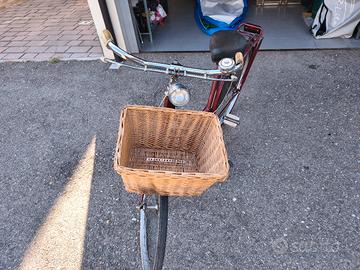 bici da donna vintage  con cestino in vimini 