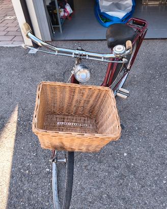 bici da donna vintage  con cestino in vimini 