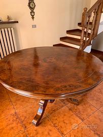 tavolo di legno decorato