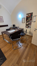 Stanza uso ufficio arredata