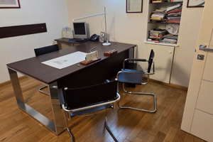 Stanza uso ufficio arredata