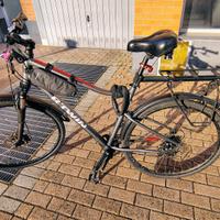 Bici trekking Riverside 500 – completa di accessor