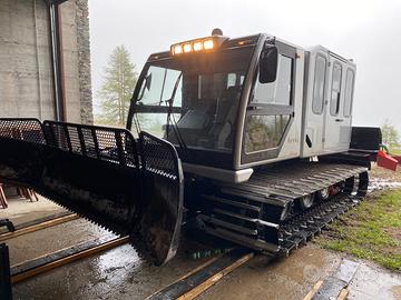 Gatto delle nevi con cabina porta persone