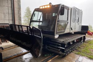 Gatto delle nevi con cabina porta persone