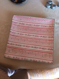 Piatto di porcellana  decorato. 