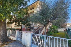 Villa di 240 m² con più di 5 locali e box auto dop