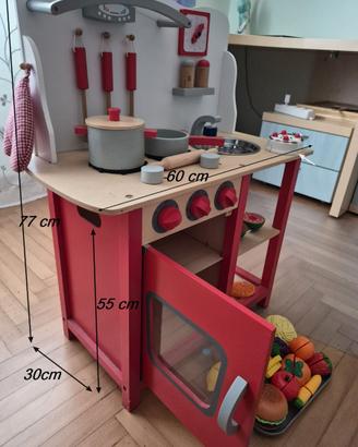 Cucina in legno con tanti accessori