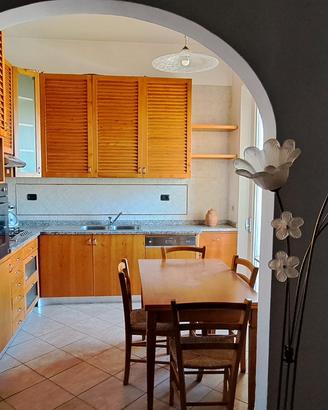 Cucina con ante in  massello di pioppo