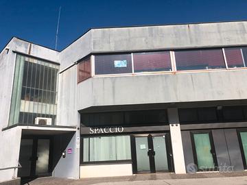 Deposito mobili scatole oggetti vari