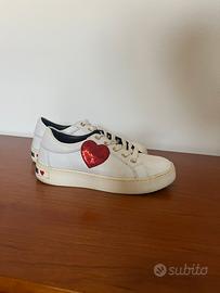 Scarpa modello sneaker Moschino