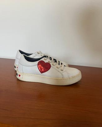 Scarpa modello sneaker Moschino
