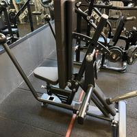 Quantum kick back dip machine