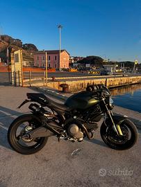 Monster 696 verde opaco