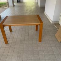 Tavolo completo di  4 sedie