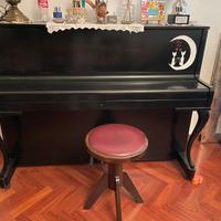 Pianoforte verticale e sgabello